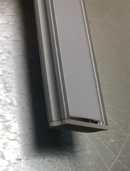 PROFIL ALUMINIOWY NATYNKOWY NTD DO TAŚM LED DŁUGOŚĆ 202CM SZEROKOŚĆ 1,6CM PŁYTKI SREBRNY ANODOWANY Z KLOSZEM MLECZNYM I DWOMA ZAŚLEPKAMI - PC031573 - POLTRONIC