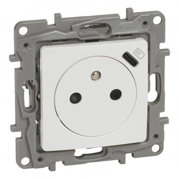 NILOE - GNIAZDO 2P+Z PŁASKIE  16 A - 250 V~ + USB TYP C W PLAKIETCE (Z PRZESŁONĄ, ZACISKI AUTOMATYCZNE) BIAŁE - 764536 - LEGRAND