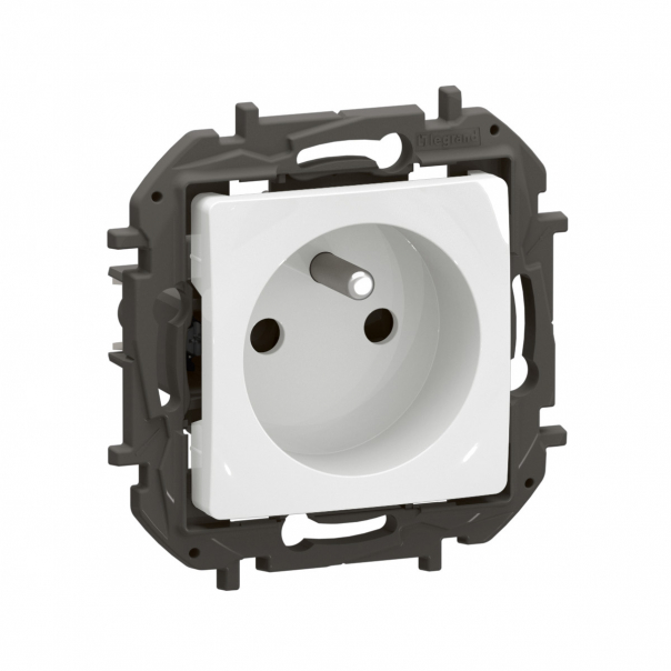 NOWE NILOE - GNIAZDO 2P+Z Z PRZESŁONĄ, ZACISKI ŚRUBOWE 16 A - 250 V~ BIAŁE - NP3102WH - LEGRAND